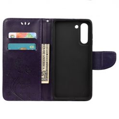 Peněženkové pouzdro Embossing Pattern Motýl a květ tmavěfialové – Samsung Galaxy S21 FE | Levné Kryty | Levné Kryty | Levné Kryty