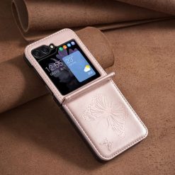 Pouzdro Embossing Pattern Motyl bledorůžové – Samsung Galaxy Z Flip 6 / Z Flip 7 FE | Levné Kryty | Levné Kryty | Levné Kryty