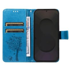 Peněženkové pouzdro Embossing Pattern Strom a kočka modré – Samsung Galaxy S25 FE | Levné Kryty | Levné Kryty | Levné Kryty